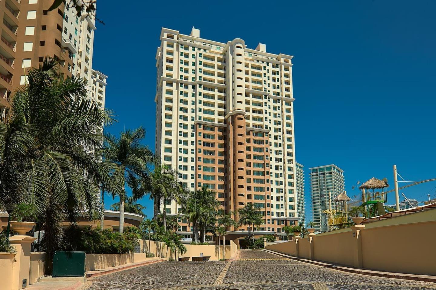 Grand Venetian Beachfront Condos Puerto Vallarta Exterior photo