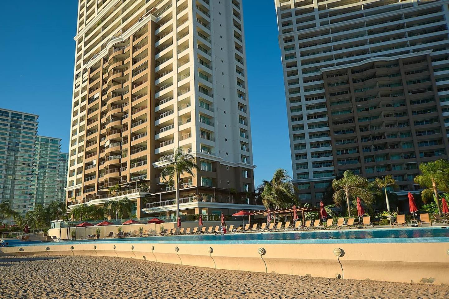 Grand Venetian Beachfront Condos Puerto Vallarta Exterior photo