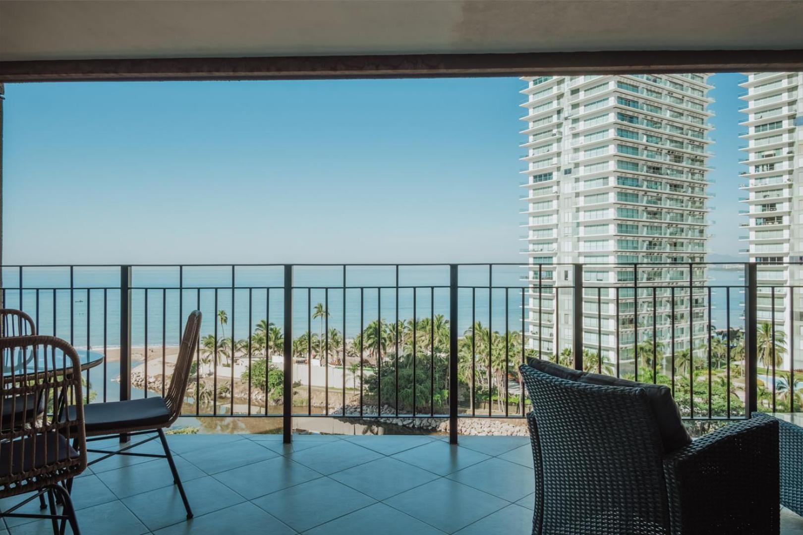 Grand Venetian Beachfront Condos Puerto Vallarta Exterior photo